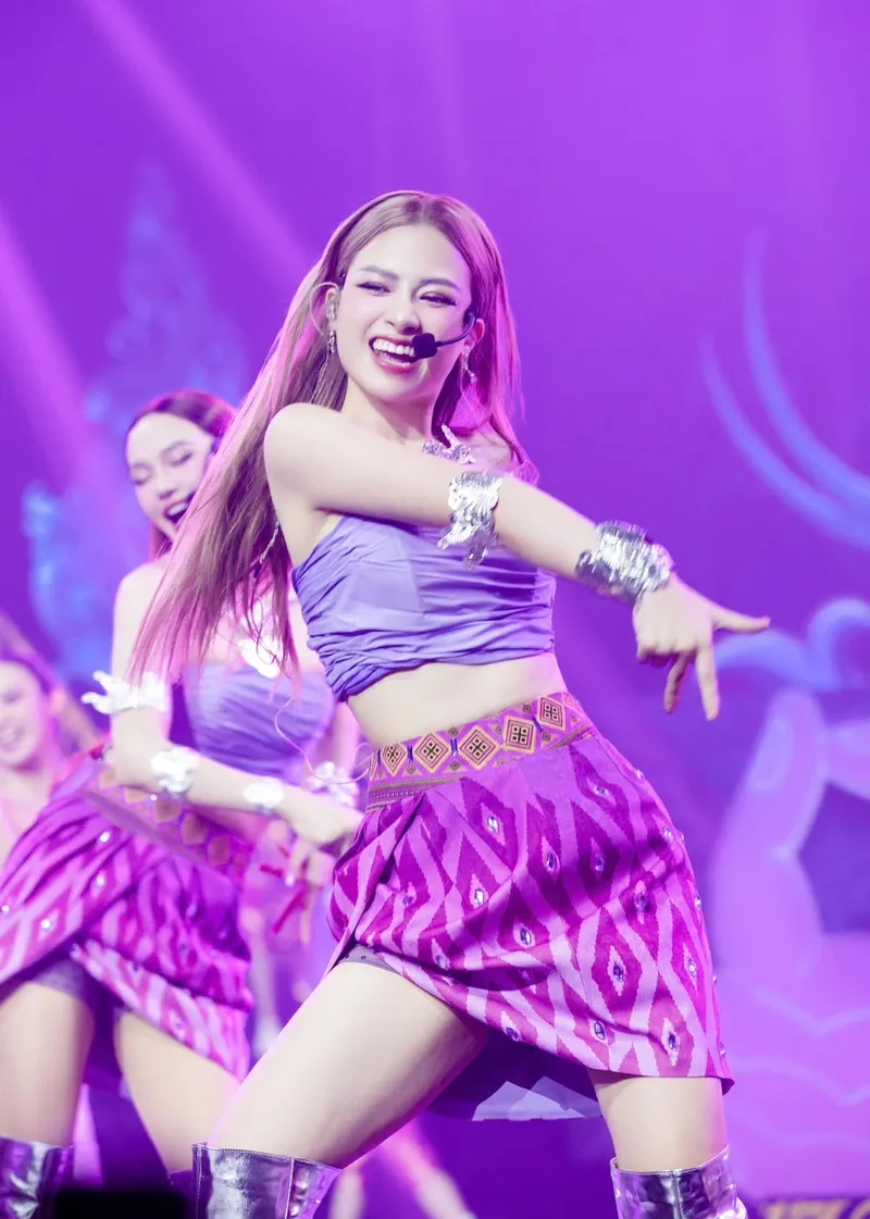 Thử sức với karaoke Dương Hoàng Yến cùng bạn bè tối nay