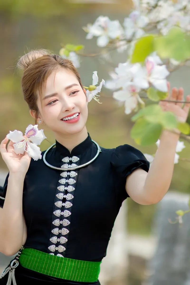 Tò mò Dương Hoàng Yến cao mét bao nhiêu? Xem ngay