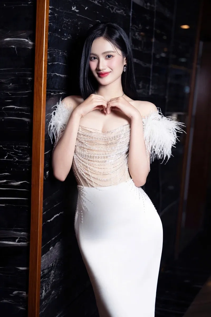 Tiểu sử Hoa hậu Ý Nhi là ai qua loạt ảnh độc quyền