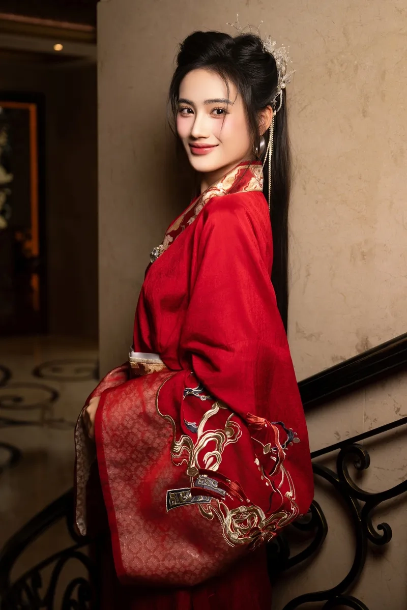 Hoa hậu Ý Nhi trả lời phỏng vấn cuốn hút qua ảnh