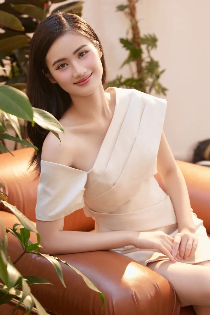 Sự thật Hoa hậu Ý Nhi bị tước vương miện qua ảnh