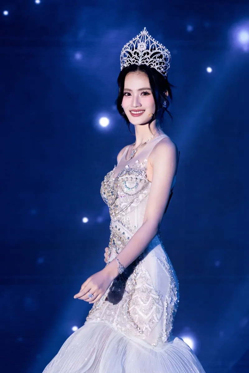 Tìm hiểu Ý Nhi đăng quang hoa hậu gì qua ảnh đẹp