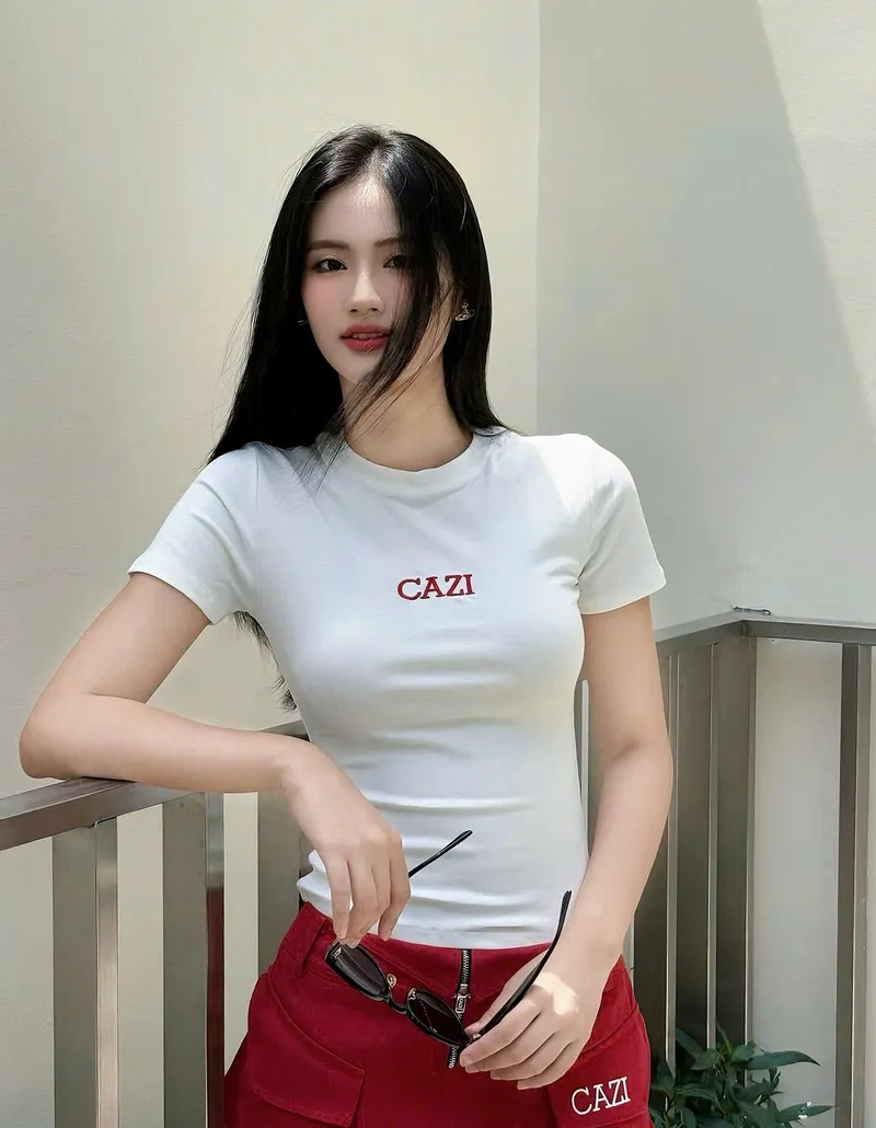 Ảnh Hoa hậu Ý Nhi đăng quang đầy cảm xúc