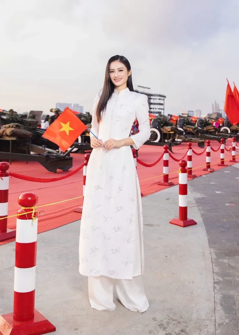 Drama Hoa hậu Ý Nhi phốt gây sốt qua ảnh sự kiện