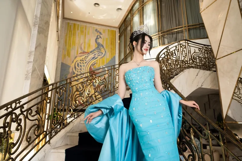 Ảnh kể câu chuyện drama Hoa hậu Ý Nhi nóng hổi