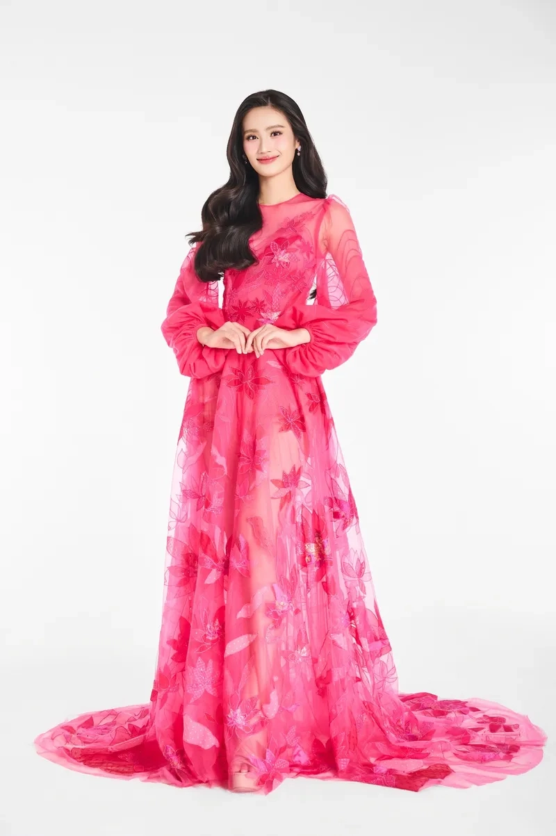 Gia thế Hoa hậu Ý Nhi bí ẩn qua ảnh sang trọng