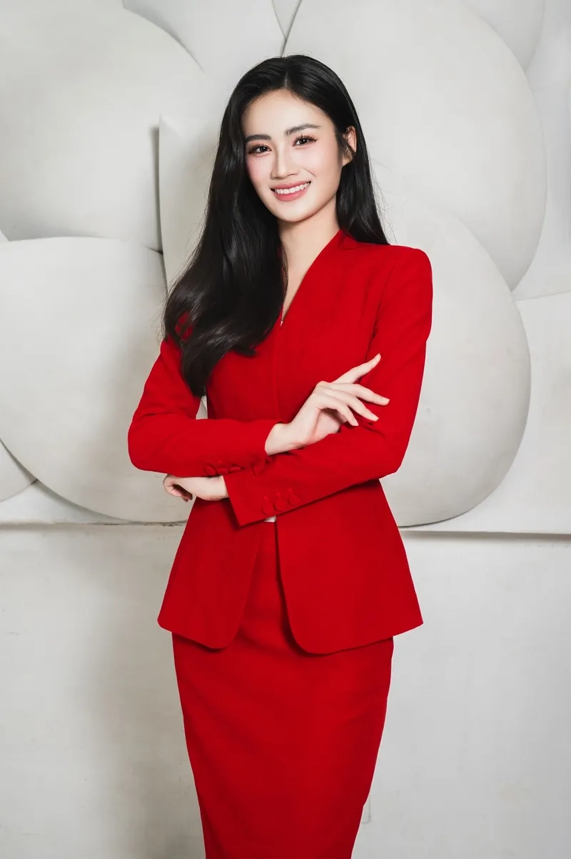 Hoa hậu Ý Nhi cương vị mới qua ảnh đầy bản lĩnh