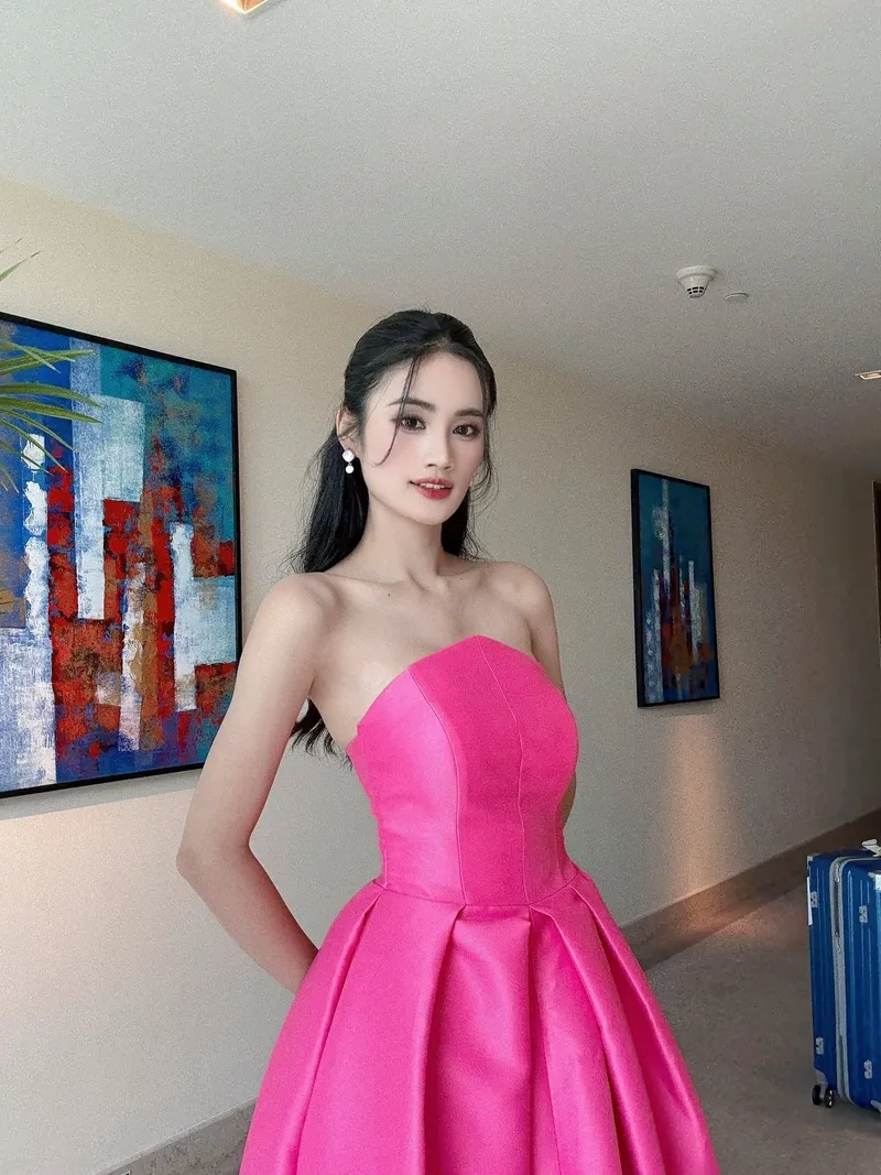 Hoa hậu Ý Nhi IELTS tự tin qua ảnh giao lưu