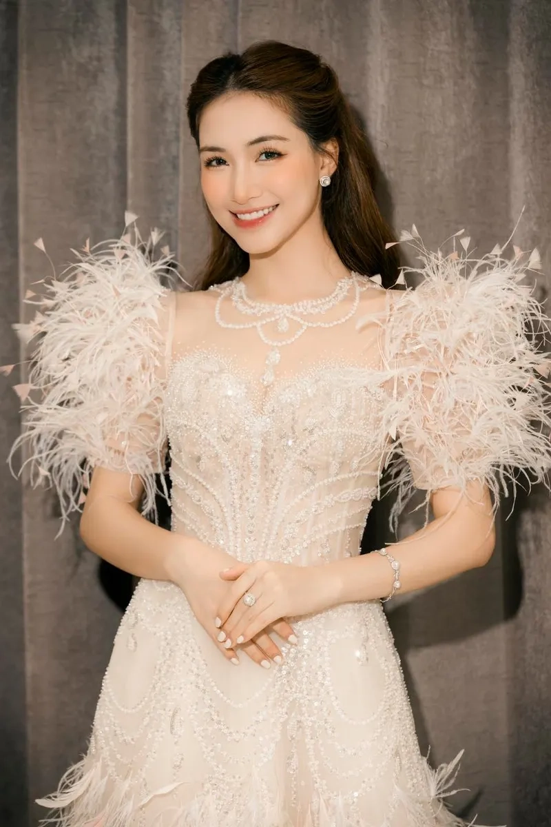 Xem Hòa Minzy cao bao nhiêu trong ảnh mới nhất của cô nàng