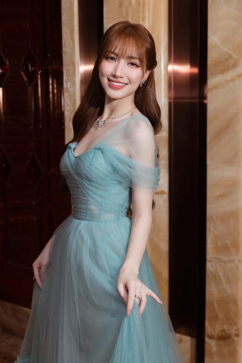 Khám phá chiều cao Hòa Minzy qua loạt ảnh ấn tượng