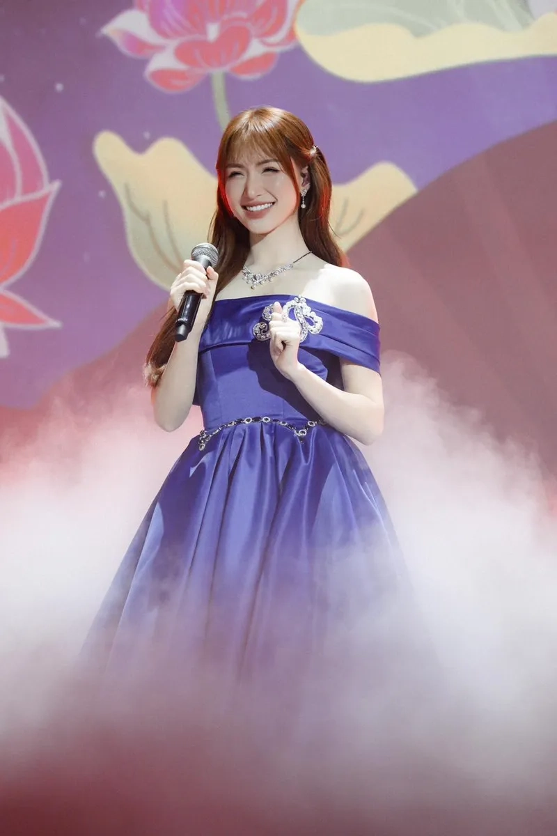 Tìm hiểu tiểu sử Hòa Minzy chiều cao qua ảnh độc quyền