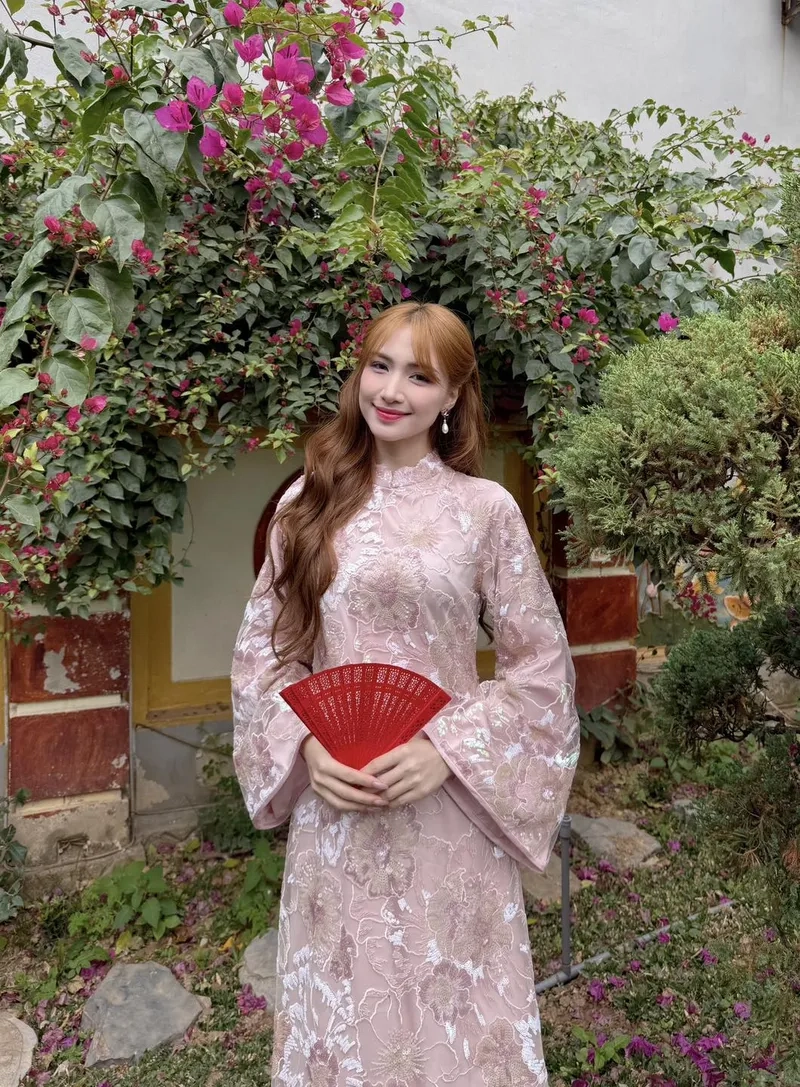 Ca sĩ Hòa Minzy sinh năm bao nhiêu qua ảnh đẹp