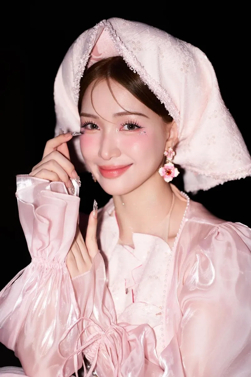 Fan tò mò Hòa Minzy mấy tuổi qua ảnh lung linh