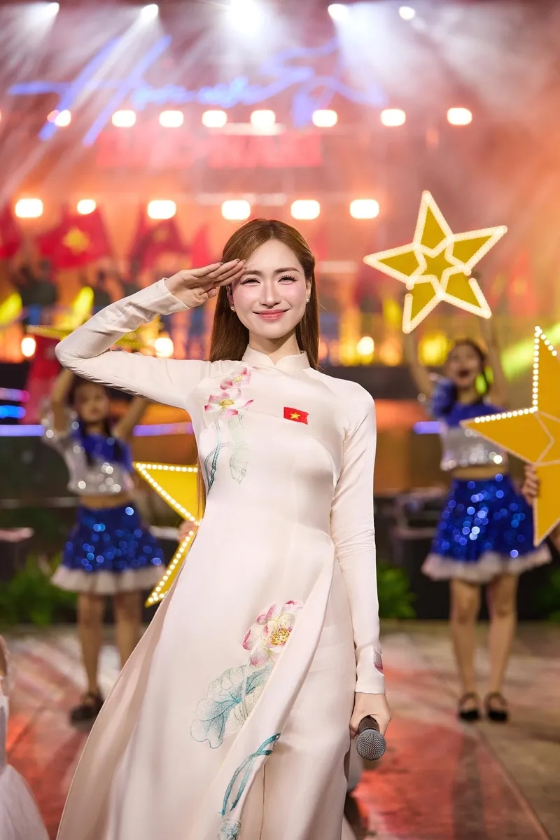 Ảnh MV ngày chưa giông bão Hòa Minzy đầy cảm xúc