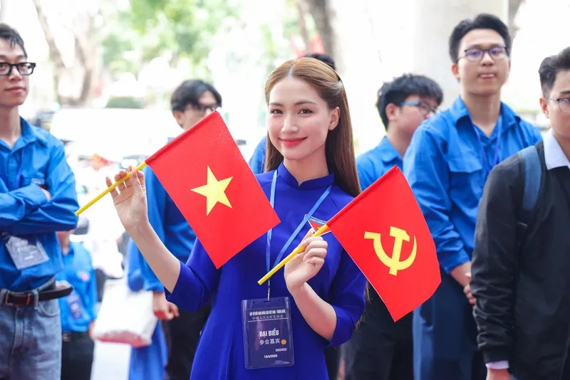 Hòa Minzy rực rỡ trong ảnh MV bật tình yêu lên Hòa Minzy