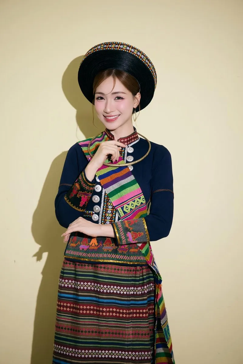 Xem ảnh Hòa Minzy hóa thị mầu Hòa Minzy ấn tượng