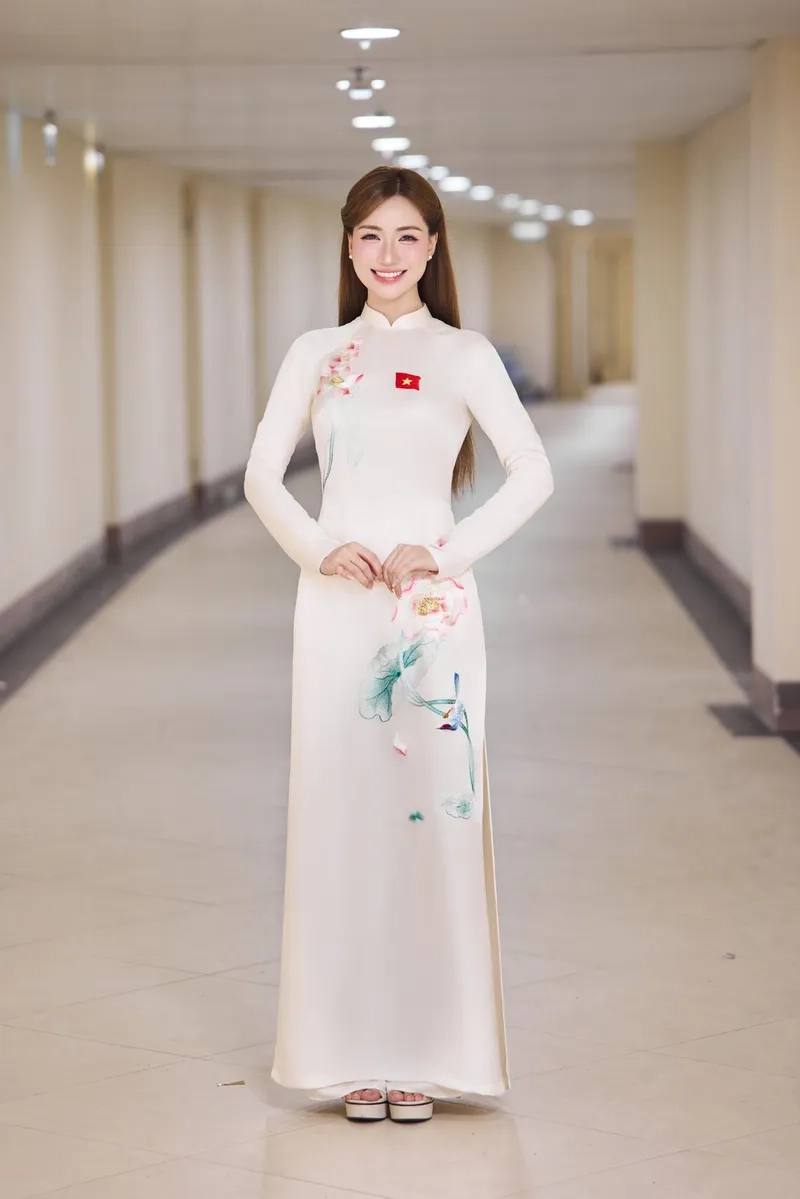 Ảnh MV kén cá chọn canh Hòa Minzy thu hút mọi ánh nhìn