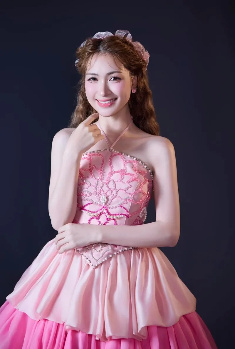 Ảnh Tết rực rỡ với Hòa Minzy Tết ơi Tết à