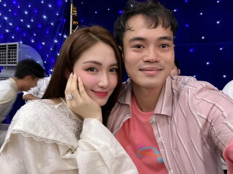 Ảnh đẹp của Văn Toàn và Hòa Minzy yêu nhau gây sốt