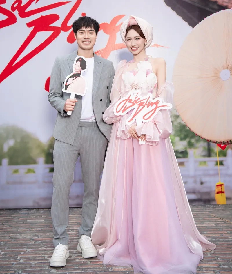 Khoảnh khắc Văn Toàn cầu hôn Hòa Minzy trong ảnh