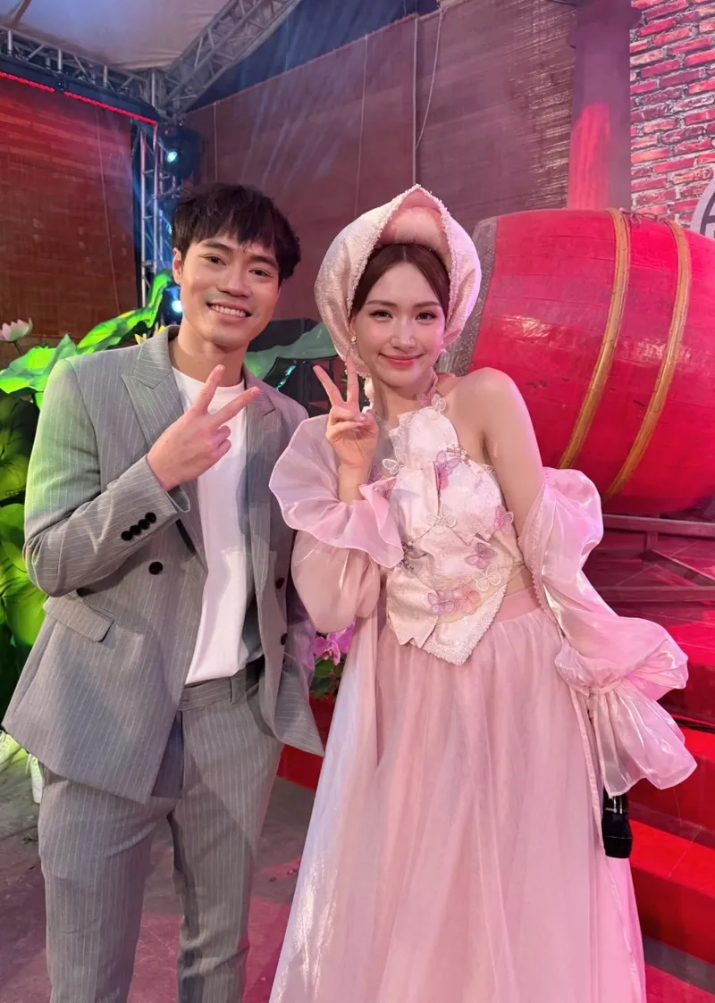 Ảnh lãng mạn của Văn Toàn yêu Hòa Minzy làm fan tan chảy