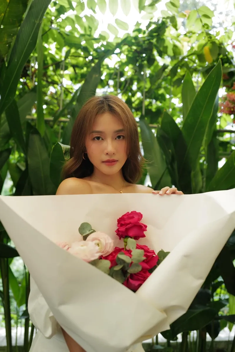 Ngắm 11 tháng 5 ngày Khả Ngân qua ảnh hậu trường đẹp