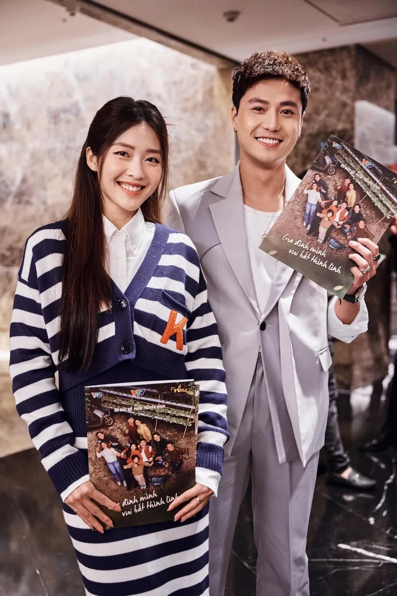 Diễn viên Thanh Sơn và Khả Ngân qua ảnh hậu trường đẹp