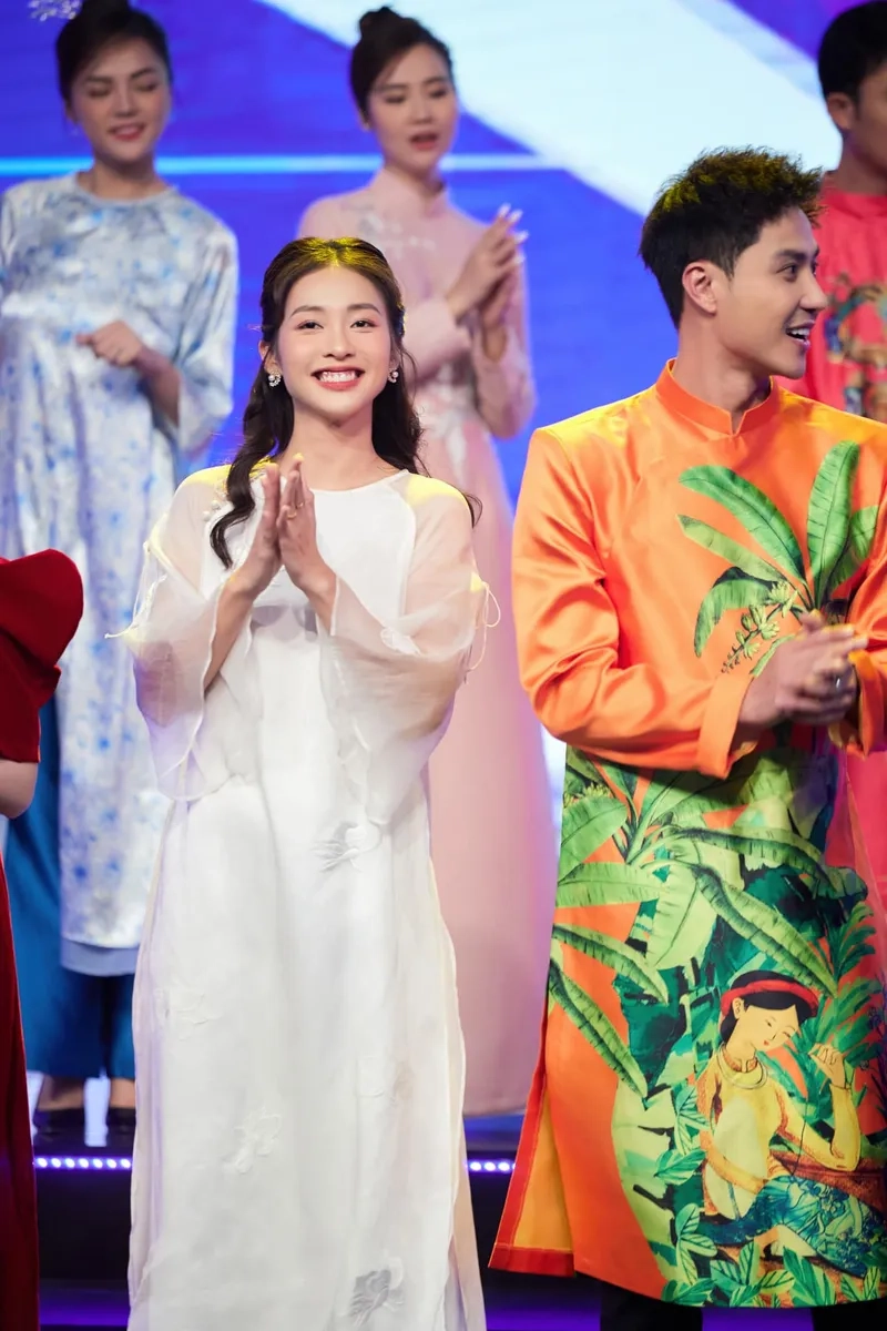 Khả Ngân Thanh Sơn ăn ý qua loạt ảnh hậu trường phim