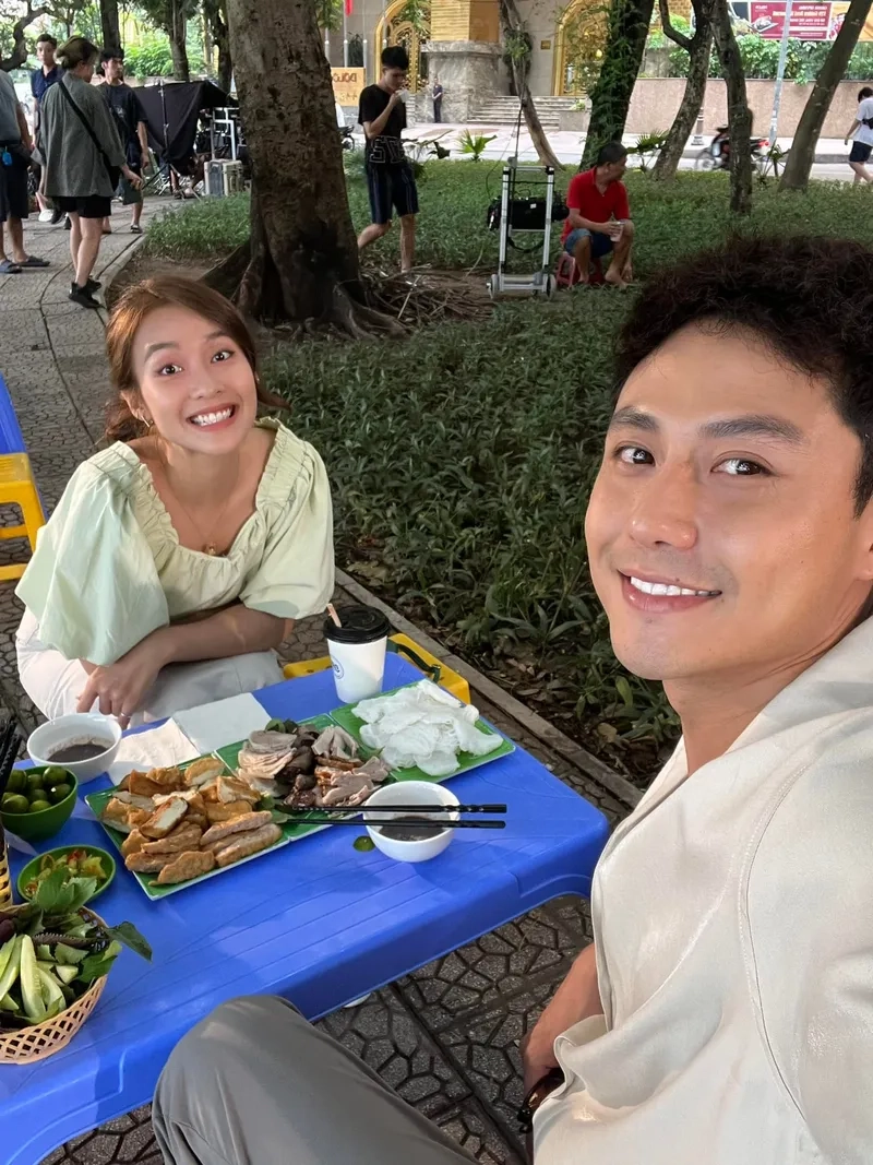 Thanh Sơn Khả Ngân hẹn hò qua ảnh sự kiện siêu ngọt