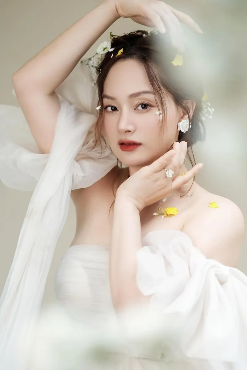 Khám phá diễn viên Phương Lan là ai qua ảnh thời trang