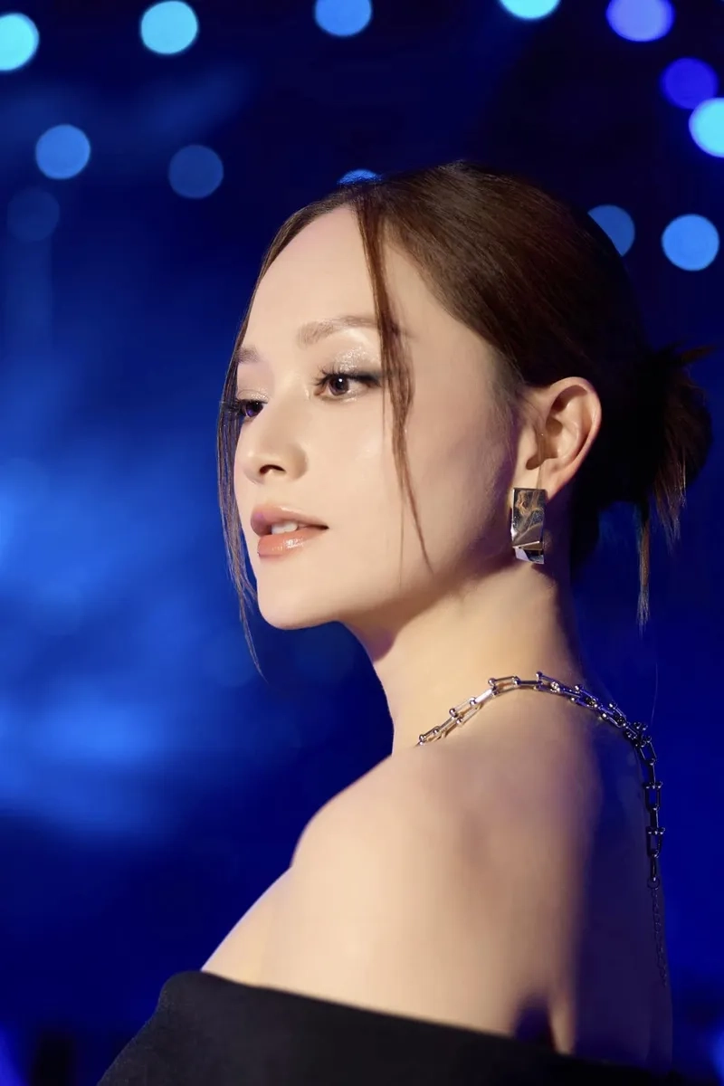 Xem Lan Phương cao bao nhiêu qua ảnh thảm đỏ lộng lẫy