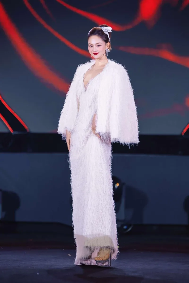 Ảnh hậu trường Lan Phương Bố Già siêu đáng yêu