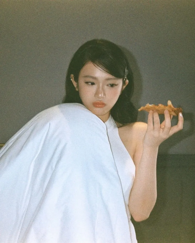 Tò mò Linh Ka 2k mấy qua nhan sắc trẻ trung không tuổi