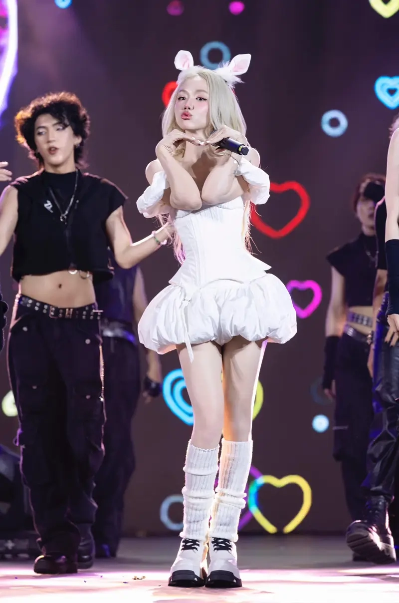 Tìm hiểu Phương Ly chiều cao và phong cách thời trang nổi bật