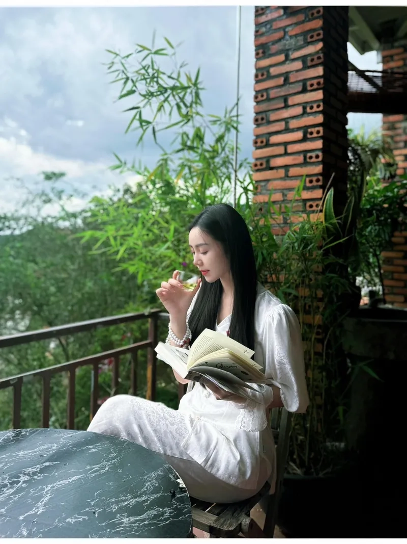 Hướng dương ngược nắng Quỳnh Kool đẹp qua loạt ảnh phim