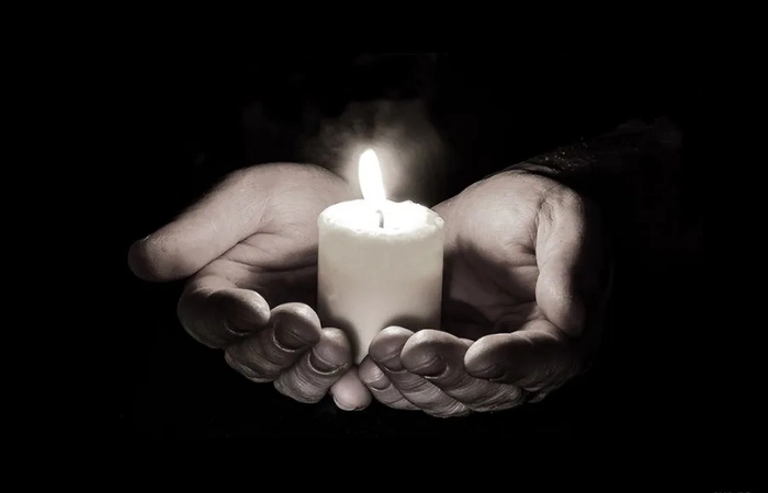 Ảnh bìa đen buồn đen tối nhưng chứa chan cảm xúc