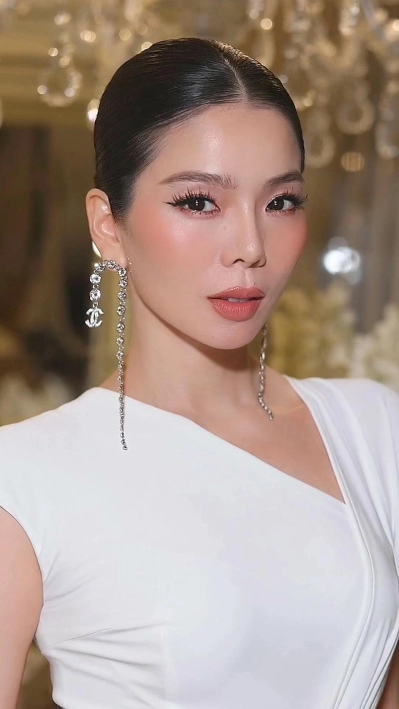 Người hâm mộ hỏi Lệ Quyên bao nhiêu tuổi