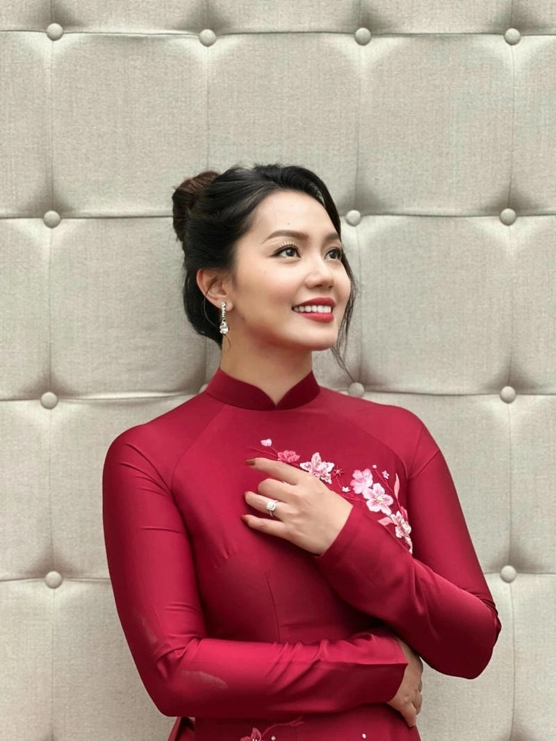 Ca sĩ Nguyễn Ngọc Anh rạng rỡ trong từng khoảnh khắc