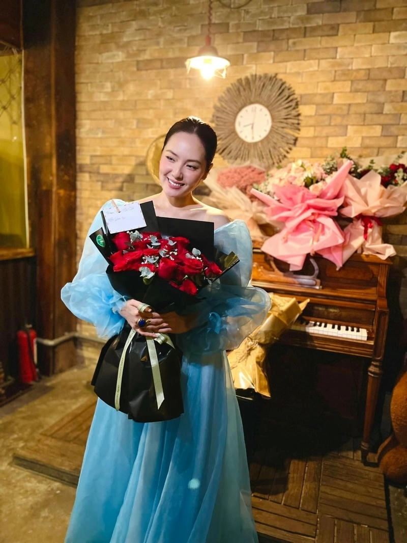 Lắng nghe bản hit Cơn gió lạ Phương Linh