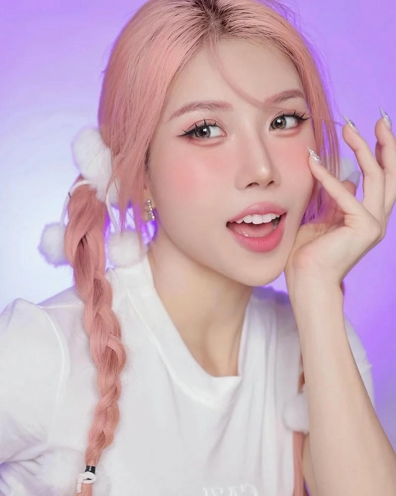 Clip gây sốt với Trang Pháp múa cột