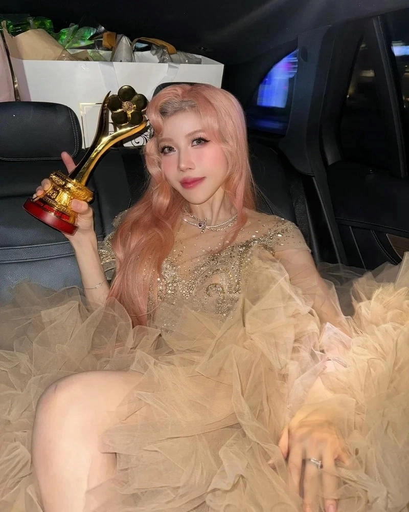 Hé lộ ảnh bìa album Trang Pháp mới nhất