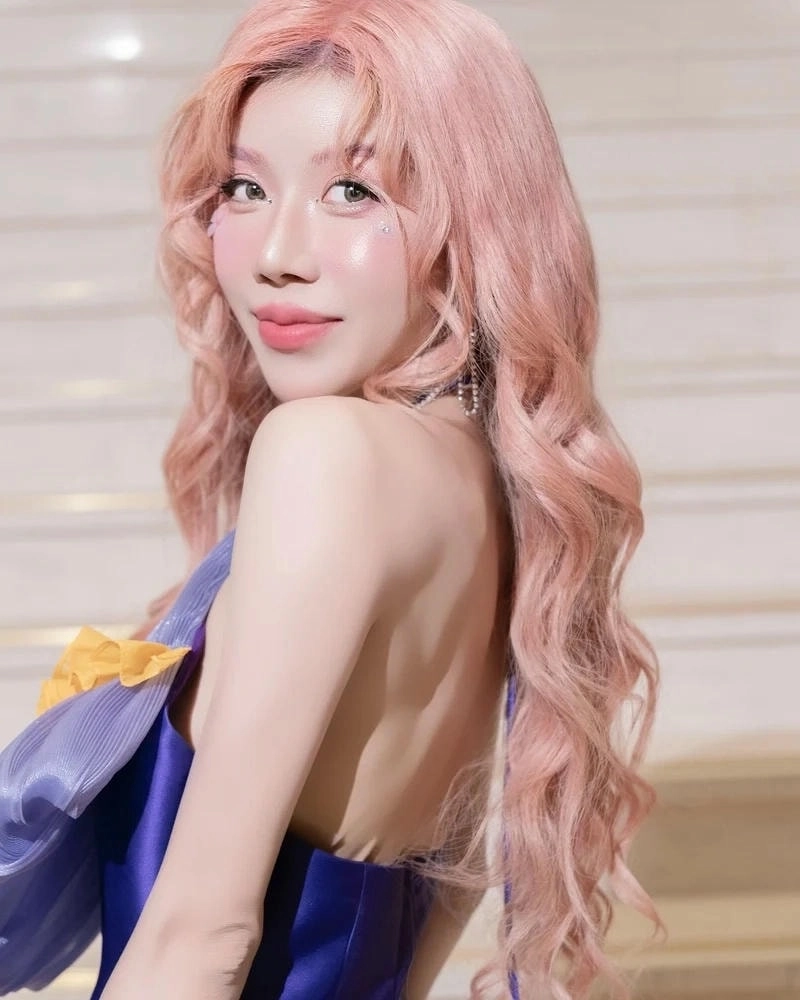 Hình ảnh đầy cảm xúc Trang Pháp chị ngã em nâng