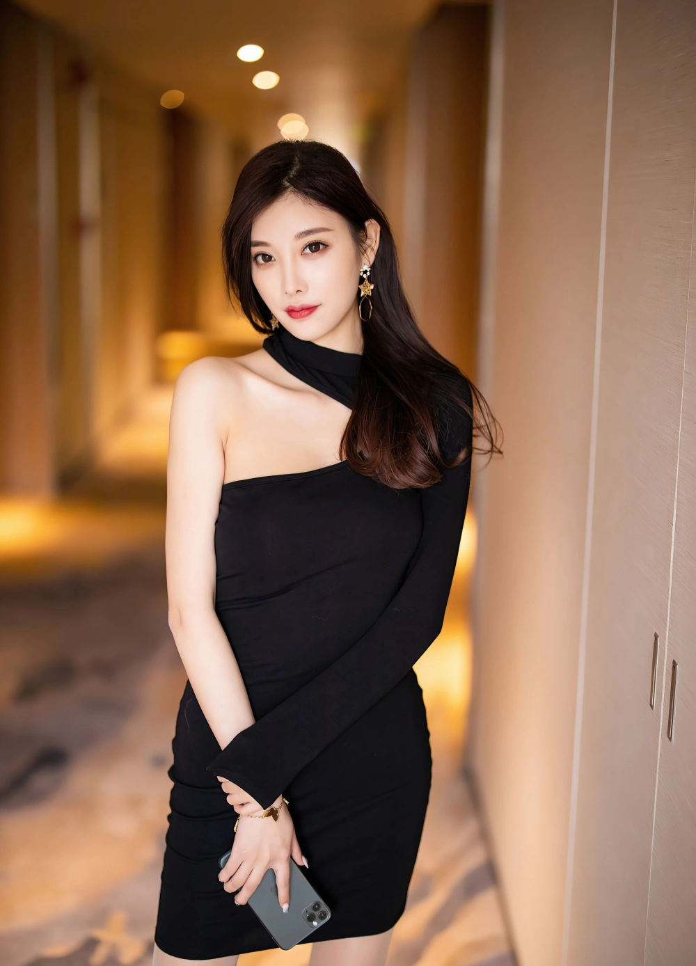 Vẻ đẹp gợi cảm của Alessandra Liu làm trái tim người xem loạn nhịp