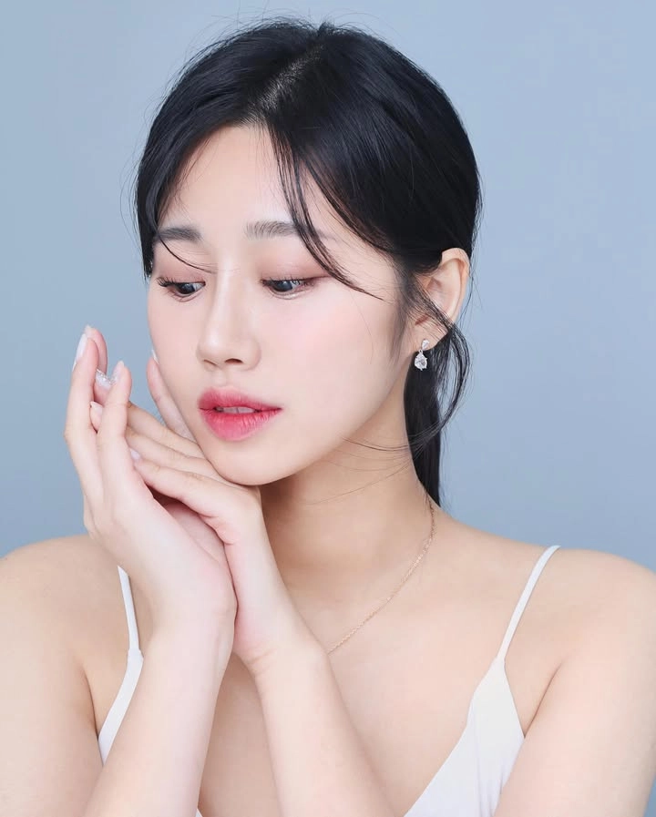 Vẻ sexy của ShaVit Khan khiến trái tim người xem tan chảy