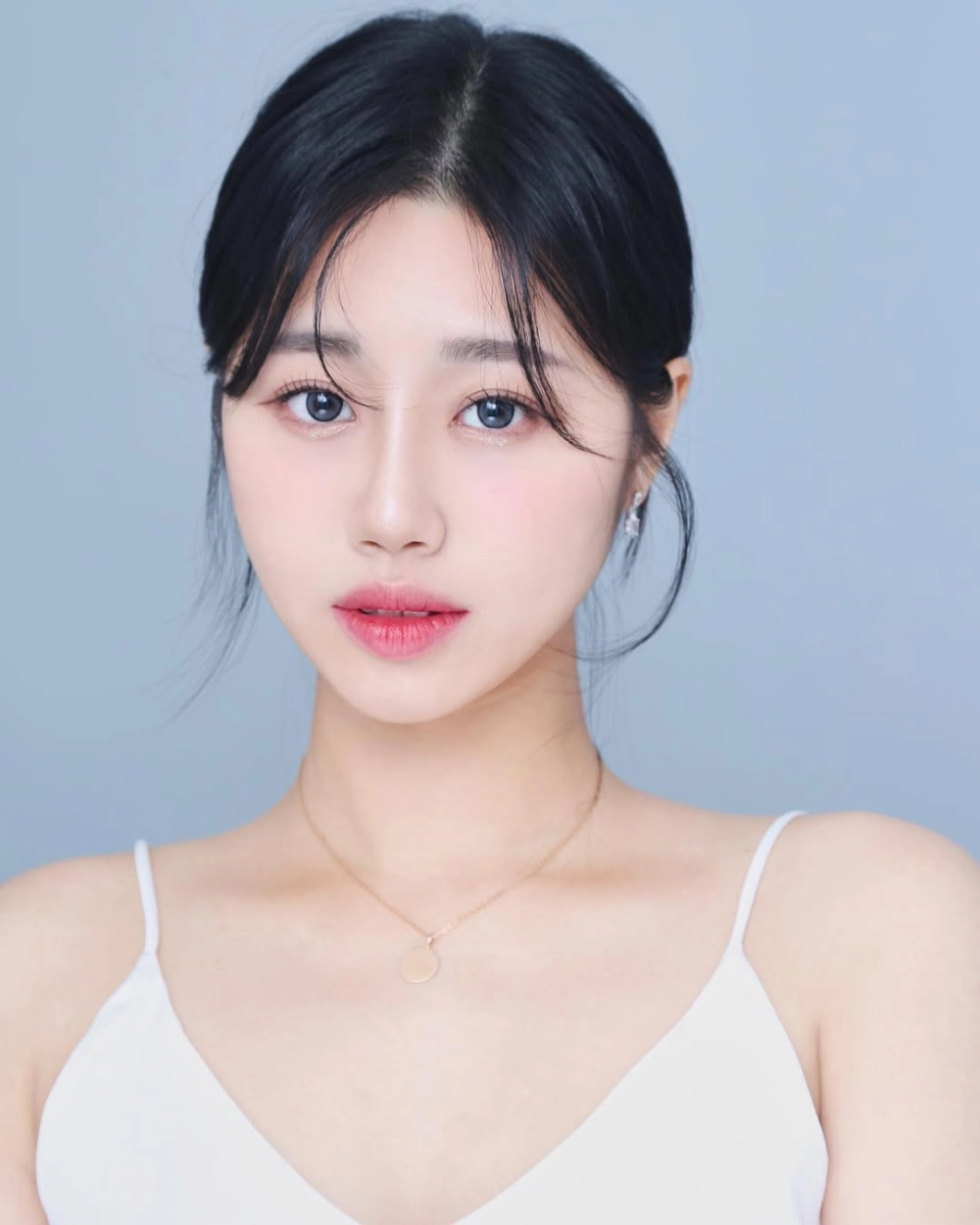 ShaVit Khan khiến mọi ánh nhìn dừng lại trong lặng im