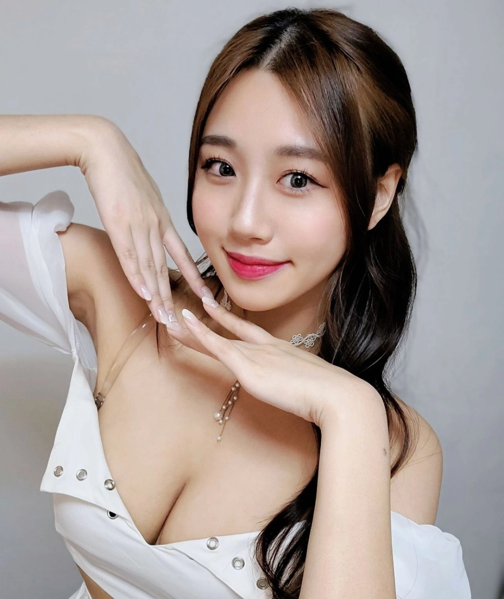 ShaVit Khan khiến mọi ánh nhìn say đắm bởi vẻ đẹp gợi cảm