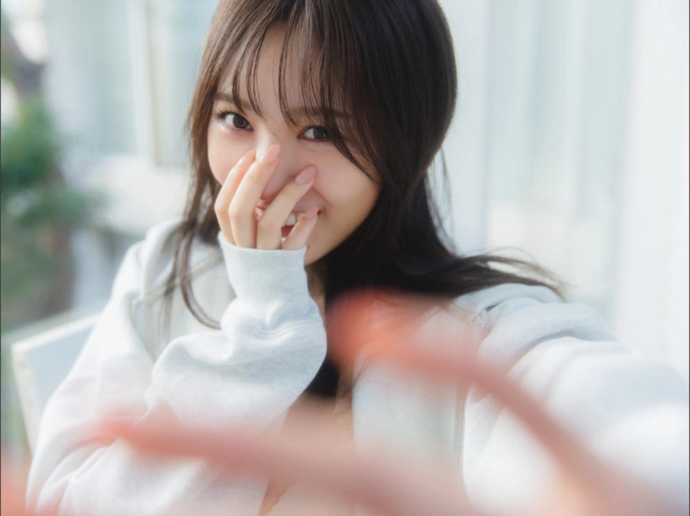 Sumire Yokono thể hiện sức hút khó cưỡng trong từng ánh nhìn và cử chỉ